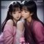 K-Drama粉的头像，贴着韩剧周边贴纸的笔记本电脑前的女生